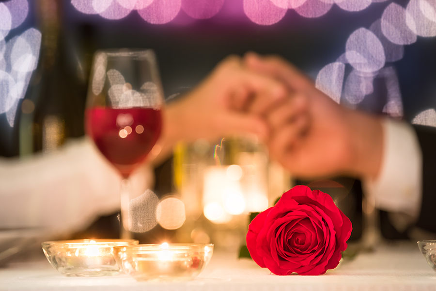 Couple holding hands having a romantic dinner date. Date night, — Photo